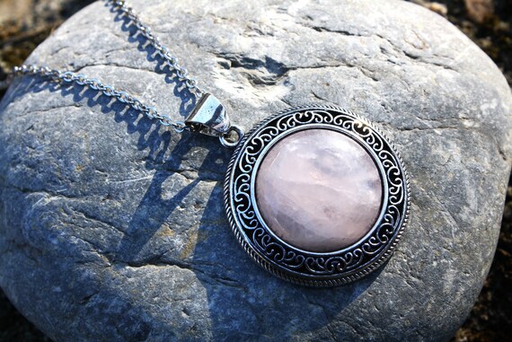 Rose quartz pendant necklace