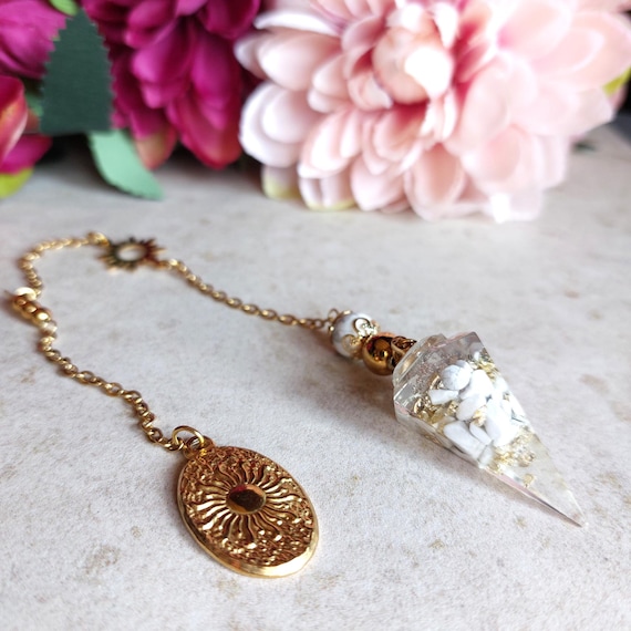 Pendule divinatoire en Howlite et médaillon soleil doré