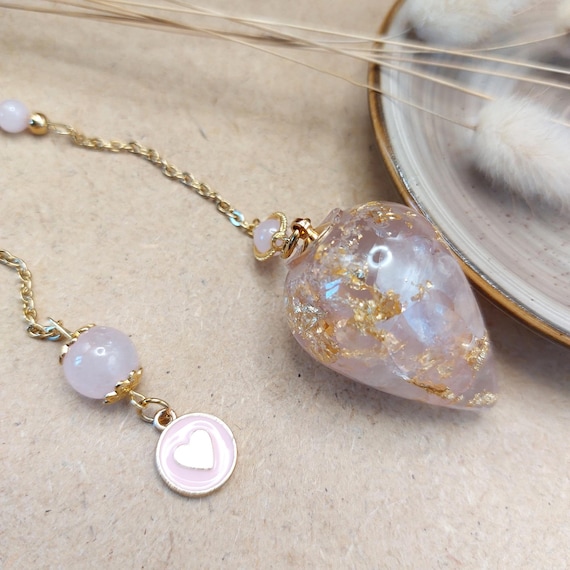 Pendule divinatoire en résine avec pierres de quartz rose et feuilles dorées
