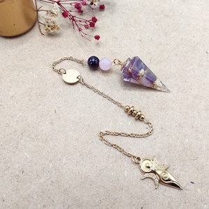 Pendolo personalizzato con tripla luna e dea in resina e pietre, strumento di divinazione wiccan, pendolo esoterico