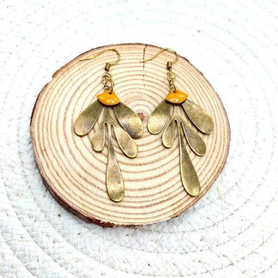 Boucles d’oreilles feuilles en laiton brut et jaune solaire