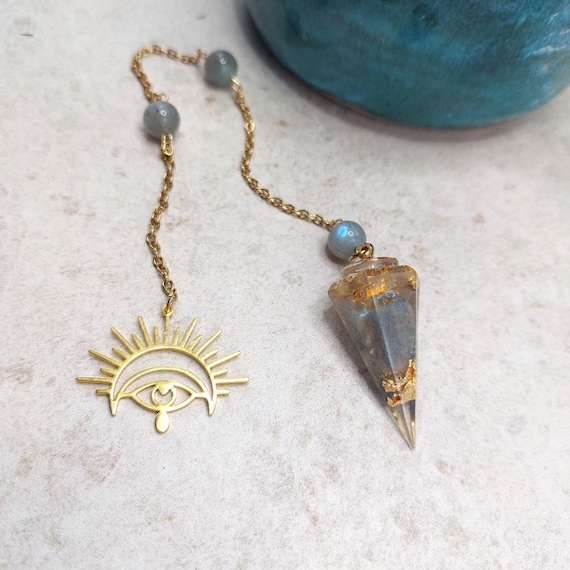 Pendule divinatoire Œil mystique et Labradorite – Pendule fait main – Protection énergétique – Résine, feuilles d’or – Acier inoxydable