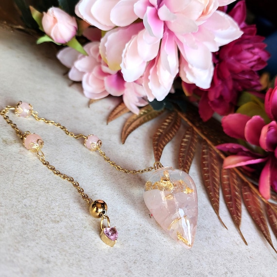 Pendule divinatoire quartz rose et feuilles d'or en résine