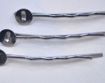 Può includere: Tre fermagli per capelli argentati con un design ondulato e cime rotonde, piatte e argentate.