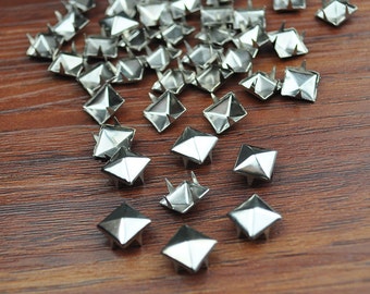 50 st silverstift -- 5 mm silver fyrkantiga stiften med spikar och 4 klor och nitar, gör-det-själv-tillbehör