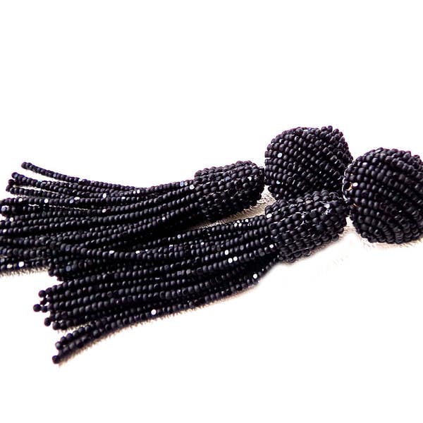 Boucles d'oreilles à clip avec pompon en perles noires mates, style Oscar de la Renta. Clips sur boucles d'oreilles Charlotte Seed Beads. Boucles d'oreilles de différentes longueurs