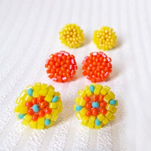 Affascinanti orecchini a bottone con perline leggeri/ Bottone, Posta, Mini orecchini a micro mosaico / Punto Peyote / Orecchini per giovani gialli, arancioni