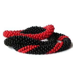 Pulsera de cuentas de semillas tejidas a crochet: brazalete negro, rojo y multicolor