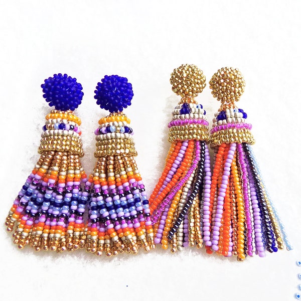 Boucles d'oreilles à pampilles en perles multicolores dorées dans le style Oscar de la Renta. Boucles d'oreilles aztèques légères à la mode en or, bleu, violet à clipser ou à tige.