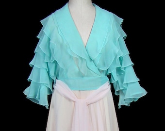 Roupão de chiffon estilo anos 1950/60, quase uma peça antiga, estilo Hollywood clássico, azul-ovo-de-pisco com babados e cinto, camisola/peignoir/roupão de dormir.