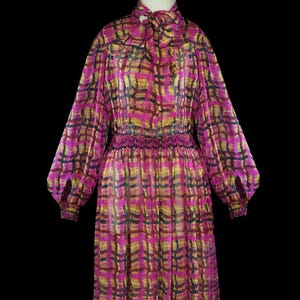 Vestido longo Missoni xadrez de seda chiffon, mangas balão, laço, cintura bordada, laranja, rosa, vermelho e amarelo