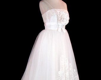 1950 wedding dress, New Look style bridal gown, lace silk taffeta, big full tulle skirt, Cinderella fairytale fantasy gown, sleeveless train