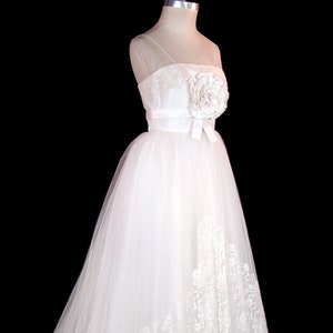 1950 wedding dress, New Look style bridal gown, lace silk taffeta, big full tulle skirt, Cinderella fairytale fantasy gown, sleeveless train