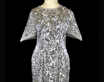 Sukienka z logo Normana Hartnella, suknia z srebrnymi cekinami, brytyjska haute couture, srebrne szklane koraliki, metaliczne, formalne przyjęcie wieczorowe, krótki rękaw z odkrytymi plecami