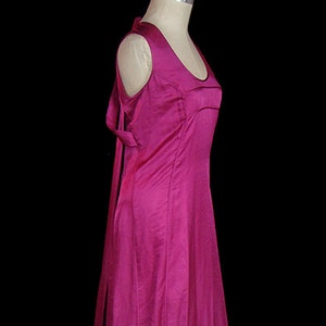 Vestido de seda magenta Narciso Rodriguez com cauda, vestido formal de tapete vermelho de vanguarda, rosa e vermelho, sem mangas