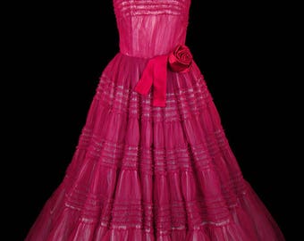 Midcentury rode tule jurk jaren 1940 jaren 1950 ballgown jurk cranberry Bonwit Teller grote ruches rok zijde satijn bloem alternatieve bruiloft prom