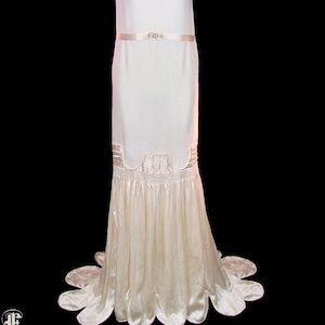 Wedding dress 1920s flapper era vintage art-deco ivory silk chiffon & smocked satin bridal gown, authentic Great Gatsby era couture