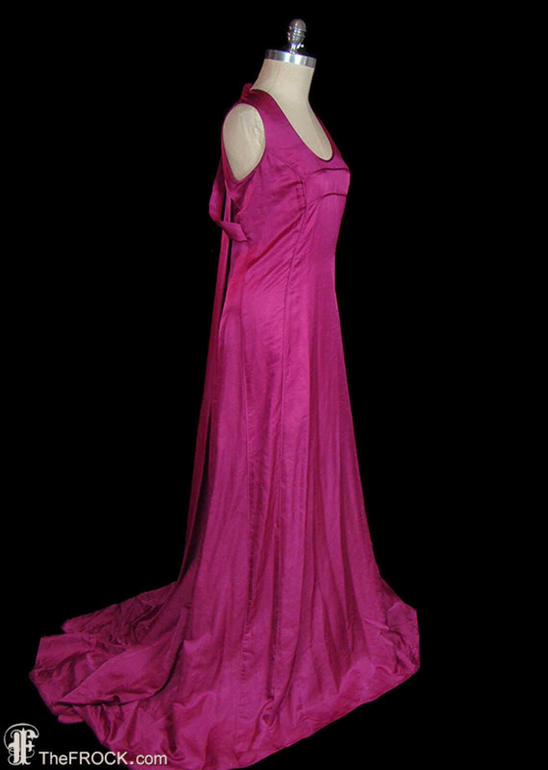 Vestido de seda magenta con cola de Narciso Rodríguez, vestido