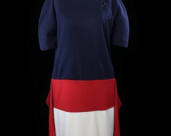 Könnte beinhalten: Ein blaues, rotes und weißes Farbblockkleid mit kurzen Ärmeln und einem Knopfverschluss an der Schulter.