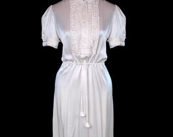 Vestido Yves Saint Laurent, charmeuse de seda marfim, alta costura francesa, corte rive gauche, estilo secretária, babados e pregas, vestido camisa de manga curta, branco off-white