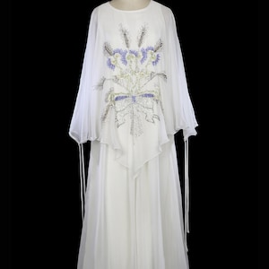 Robe Jean Varon, maxi en mousseline de soie ivoire des années 1960, 1970, robe de mariée caftan boho boho, sequins perlés, style Stevie Nicks Bella Donna