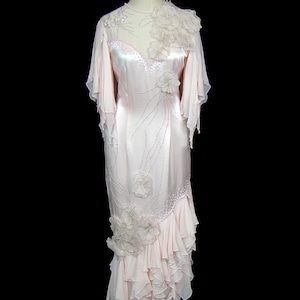 Robe à sequins en perles et en satin de mousseline de soie Zandra Rhodes, aile d&#39;ange de robe de mariée bohème bohème cottagecore des prairies, ivoire champagne rose