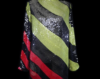Puede incluir: Un vestido largo de lentejuelas con rayas diagonales en negro, verde y rojo.