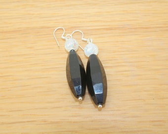 Boucles d'oreilles en agate noire à facettes et quartz arc-en-ciel blanc, boucles d'oreilles monochromes, boucles d'oreilles pour oreilles percées, cadeau pour elle