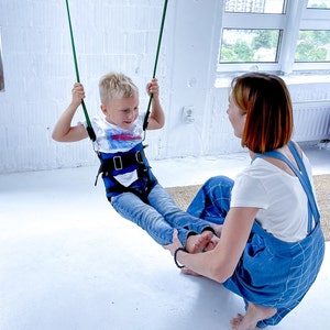 バンジーセラピースイング、特別なニーズを持つ子供のための感覚シミュレーター