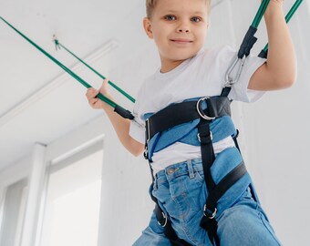 Garçon et fille pratiquant l'escalade sur mur à l'intérieur | Photo