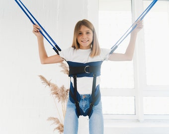 La petite fille sur le saut à l'élastique pour les enfants en plein air