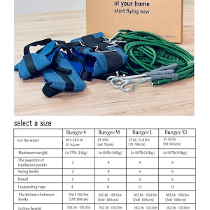 Pode incluir: Um kit KidsJumper contendo um arn&ecirc;s de tecido azul com tiras pretas, uma corda el&aacute;stica verde enrolada e tr&ecirc;s ganchos de teto de metal com buchas de pl&aacute;stico cinza, exibidos em frente a uma caixa de papel&atilde;o com o r&oacute;tulo KidsJumper.