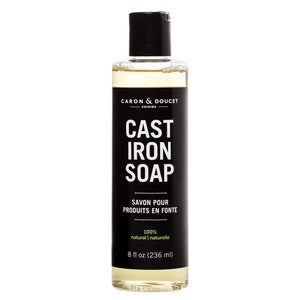 Peut inclure: Une bouteille transparente de savon pour fonte avec une étiquette noire qui indique "CARON & DOUCET CUISINE CAST IRON SOAP SAVON POUR PRODUITS EN FONTE 100% natural | naturelle 8 fl oz (236 ml)"
