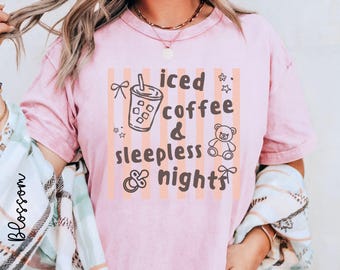 Camiseta Comfort Colors "Café helado y noches de insomnio" para mamá / Camiseta de rayas Coquette / Regalo para mamá primeriza / Camiseta adorable para la maternidad / Regalo para baby shower