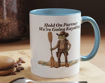 Taza divertida de rana en kayak / Taza de café con el mensaje "Agárrate, compañero, ¡vamos a hacer kayak!" / Regalo para kayakistas con temática de rana vaquera del oeste