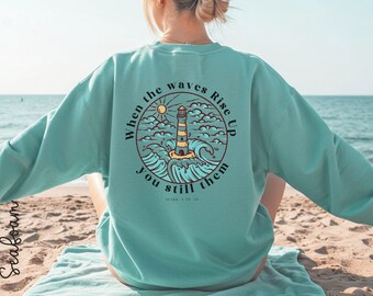 Cuando las olas se levantan, él permanece. Camiseta cristiana Comfort Colors para la playa / Camiseta o sudadera Coastal Faith Lighthouse.