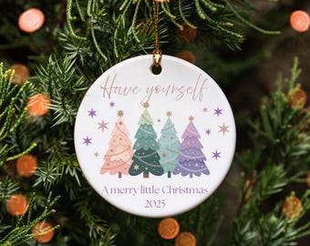 Könnte beinhalten: Runder Weihnachtsschmuck mit goldenem Faden, mit vier pastellfarbenen Weihnachtsbäumen und dem Text "Have yourself A merry little Christmas 2025". Der Schmuck ist mit Sternen verziert.