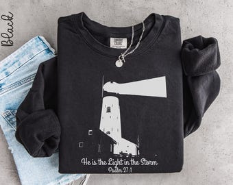 Camiseta Faro Cristiano / Camiseta Él Es La Luz En La Tormenta / Camiseta Salmo 27:1 / Camiseta Colores de Comodidad Cristiana / Camiseta Faro Cristiano
