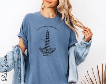 Camiseta Faro Cristiano, Camiseta Él es la Luz en la Tormenta, Camiseta Salmo 27:1, Camiseta Cristiana Comfort Colors, Sudadera Fe Costera