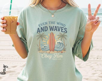 Incluso el viento y las olas le obedecen Camiseta Christian Beach Comfort Colors / Sudadera Coastal Faith con cuello redondo Marcos 4:41
