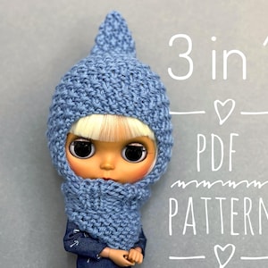 Könnte beinhalten: Eine Puppe mit einem hellblauen Strickmützen- und Schal-Set. Die Puppe hat blondes Haar und große Augen. Auf dem Bild steht "3 in 1 PDF PATTERN". Der Hintergrund ist einfarbig grau.