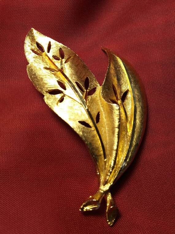 Vintage BSK Gold-tone Double Leaf Brooch - image 4