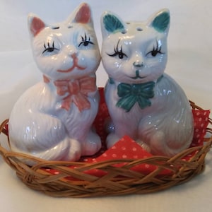 Retro Kitty Couple in a Basket Salt & Pepper Shakers Collectible Kitchenware