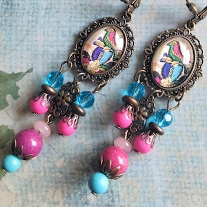 Orecchini etnici "Cartagine" uccelli ricamati in tunisina, fine XIX secolo, giada fucsia, vetro blu di Boemia, metallo bronzo.