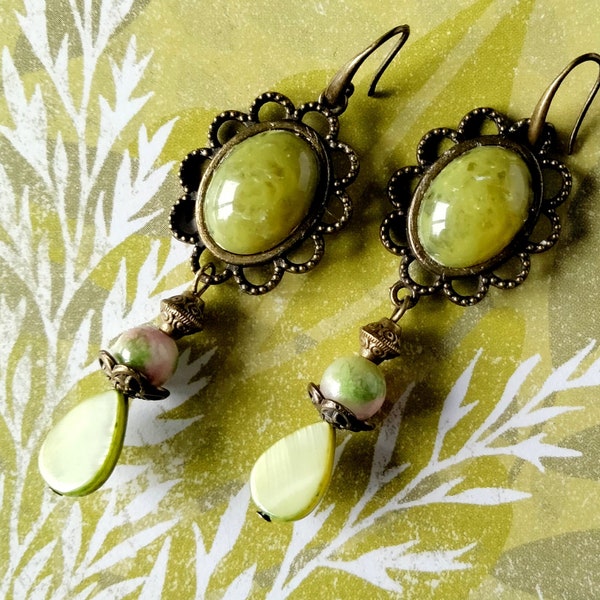 Boucles d'oreille bohèmes "Verveine" , Nacre naturelle verte, Jade bicolore rose et vert , métal bronze, cabochon vert clair