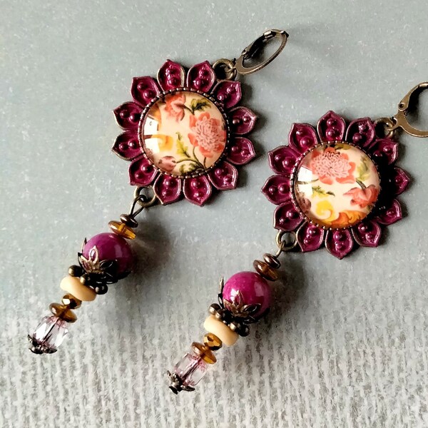 Boucles d'oreille bohèmes "Mille fleurs" tapisserie fleurie  XVIIIème  siècle , Jade fuchsia ,métal bronze ,verre de Bohême rose et ivoire