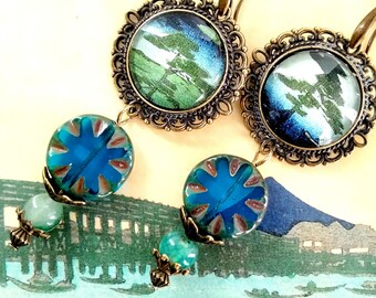 Boucles d'oreille Japonisantes " Pins " Estampe forêt Edo , Hiroshige 19ème , verre de Bohême bleu indigo, gemme Agate verte ,métal bronze