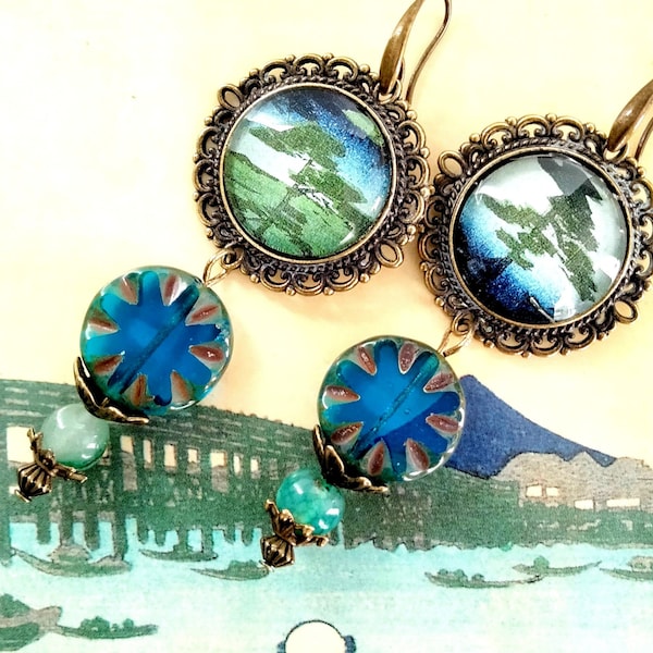 Boucles d'oreille Japonisantes " Pins " Estampe forêt Edo , Hiroshige 19ème , verre de Bohême bleu indigo, gemme Agate verte ,métal bronze