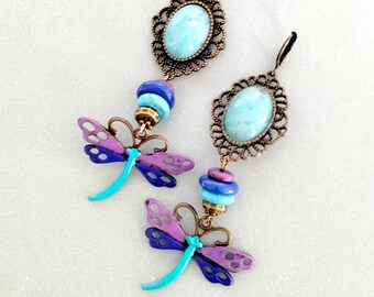 Boucles d'oreille bohèmes "Libellule d'été" , cabochons turquoise clair , Howlite bleue et mauve , métal bronze ,patine artisanale