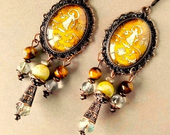 boucles d'oreille baroques "Nymphes" métal cuivre , Allégories sur nacre 18ème siècle ,Jade jaune,Oeil de tigre ,cristal de roche.